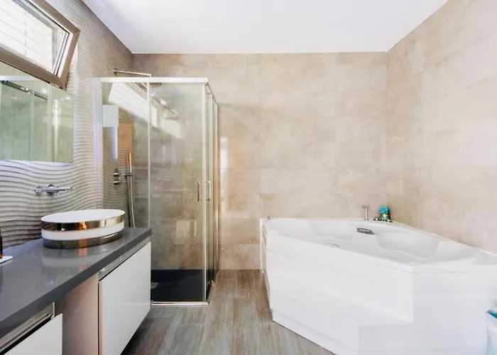 Ria Lounge House