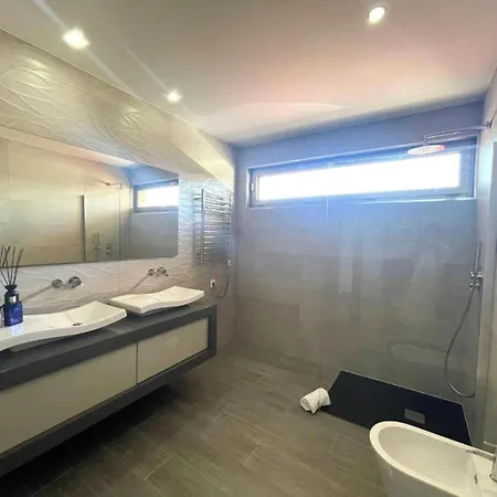 Ria Lounge House